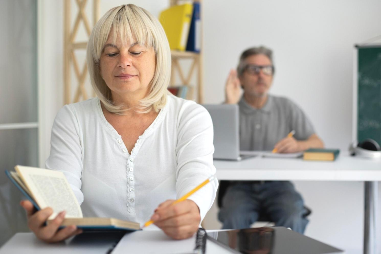 Équipe zolamurex en réunion de travail sur des projets budgétaires